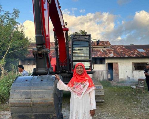 Saadiah Uluputty Serahkan 1 Unit Ekskavator Kepada Pokdatan Desa  Waimital