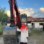 Saadiah Uluputty Serahkan 1 Unit Ekskavator Kepada Pokdatan Desa  Waimital