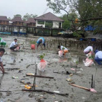 Jaga Lingkungan, Relawan Ganjar Bersama Warga Tanam Mangrove di Ambon