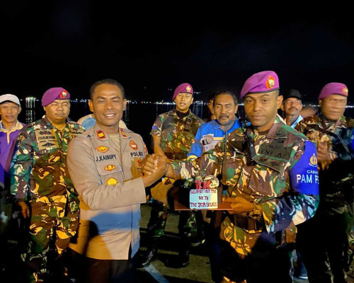 Di HUT TNI, Personil Lantamal IX dapat Suprise dari Kapolsek KPYS