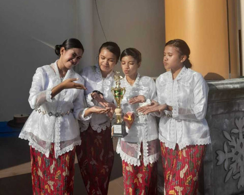 Dipandu Pianis Angel Kariuw, SMAN 12 Ambon Sabet Juara 3 Musikalisasi Tingkat SMA se-Maluku