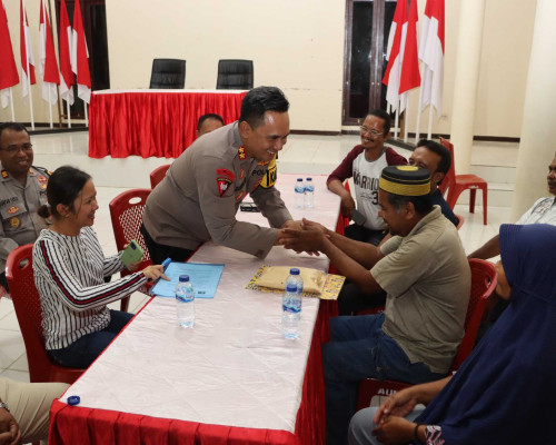 Polres SBB Fasilitasi Pemberian Santunan PT SMI Kepada Keluarga La Riswandi