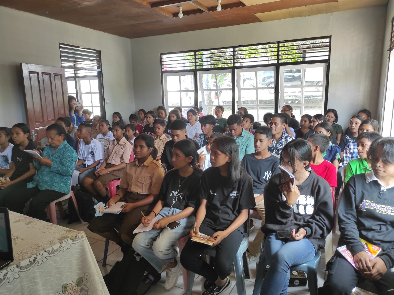 Puluhan peserta mengikuti kegiatan sosialisasi Bangga Kencana yang digelar Pemerintah Negeri Soya di gedung Sekretariat AMGPM Ranting II Soya, Jumat (10/11).
