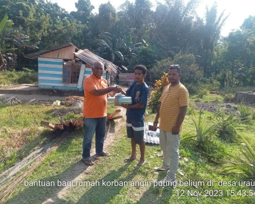 Pemkab SBB Salurkan Bantuan Peralatan Bangunan Rumah ke Korban Angin Puting Beliung di Uraur
