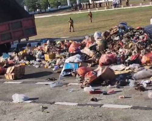 Gaji Tak Dibayar, Petugas Kebersihan Buang Sampah di Halaman Kantor Bupati SBB