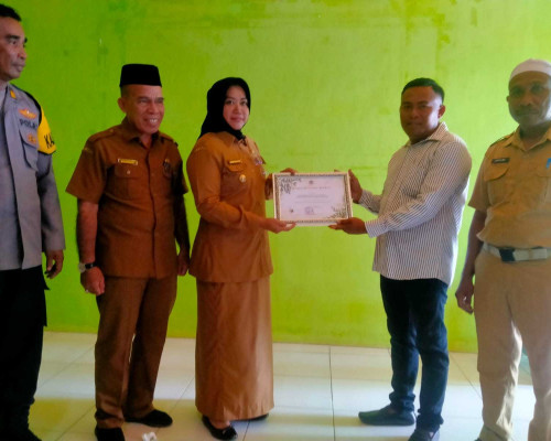 Safitri Serahkan Sertifikat Proklim untuk Desa Masnana