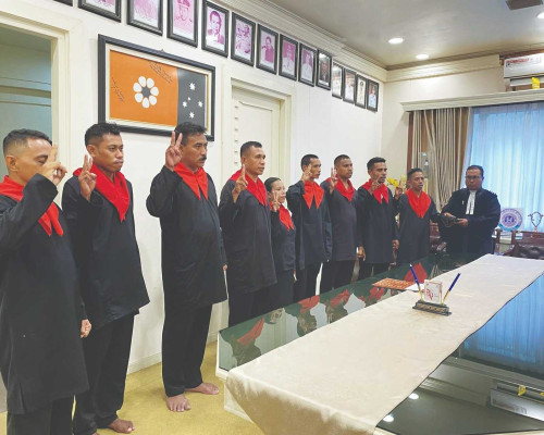 Lantik Saniri Ema, Wattimena Ingatkan Kesejahteraan Warga