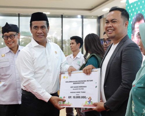 Mentan Amran Serahkan Penghargaan Insan Pendukung Pengembangan Pertanian 2023