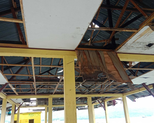 Pasar Tulehu Rusak Parah , Saat Berjualan Pedagang Harus Mencari Tempat Aman