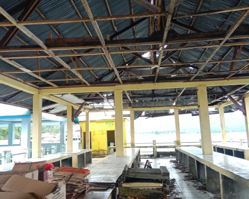 Pasar Tulehu Rusak Parah , Saat Berjualan Pedagang Harus Mencari Tempat Aman