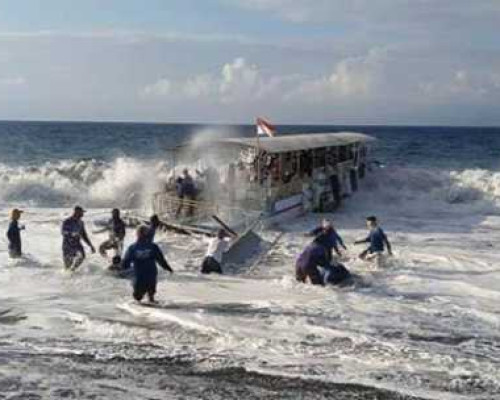 Speed Boat Dihantam Badai, Penumpang Selamat