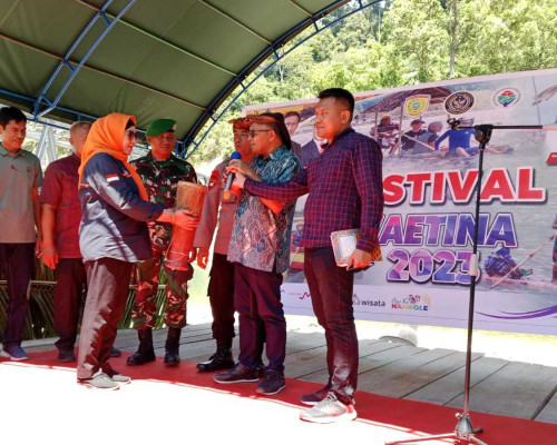 Safitri Aperasi Festival Waetina yang Digelar Dibudpar Bursel 