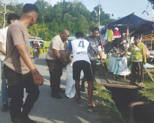 Gandeng Pedagang , Polres Bursel Gelar Bersih Lingkungan di Pasar Kai Wait 