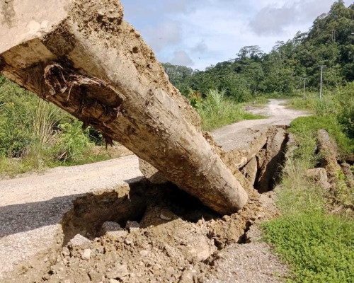 Jembatan Darurat di Desa Waekatin Ambruk, Enam Desa Terancam Terisolir