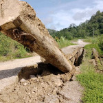 Jembatan Darurat di Desa Waekatin Ambruk, Enam Desa Terancam Terisolir