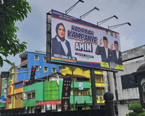Dua Hari Iklan UT Ambon Ditutupi Baliho Capres Amin