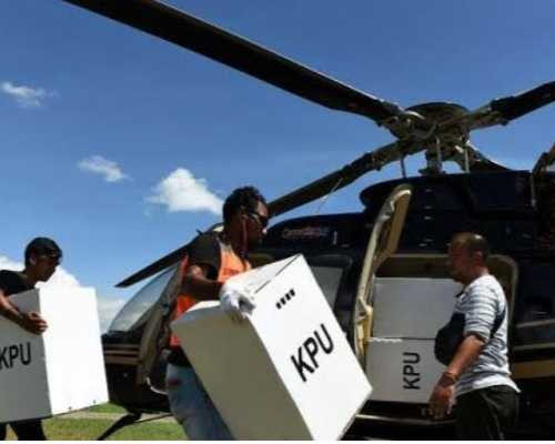 KPU Malteng Distribusi Logsiktik ke Pedalaman Seram Pakai Helikopter