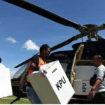 KPU Malteng Distribusi Logsiktik ke Pedalaman Seram Pakai Helikopter