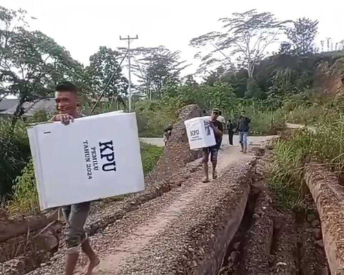 Kondisi Topografi Ekstrim, Petugas Pikul Logistik Pemilu