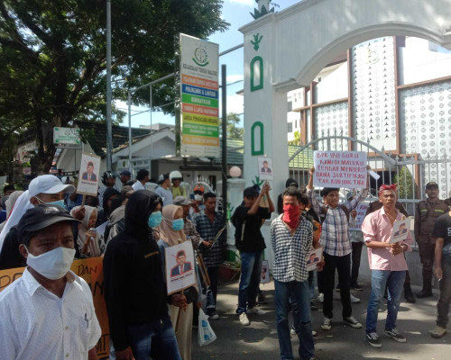 Demo di Depan Kejati, Mahasiswa Teriak Tangkap Pj Bupati Malteng
