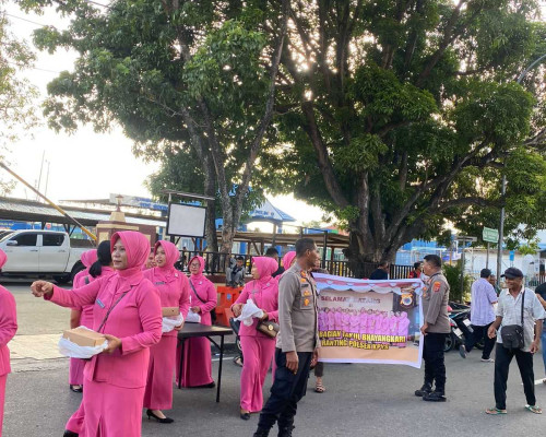 Polsek KPYS Bersama Ibu Bhayangkari Bagi Takjil Jelang Buka Puasa