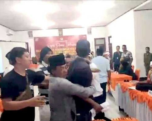 Pleno KPU SBT Ricuh, Dua Kelompok Pendukung Caleg Saling Serang di Malteng