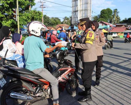 Pelsonil Polres Buru Bersama Ibu Bhyangkari Bagi-Bagi Takjil 
