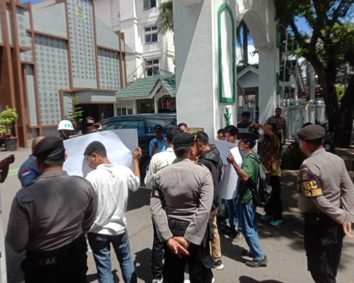 Demo di  Kejati, Massa Teriak Ada Korupsi di  Dinkes Malteng