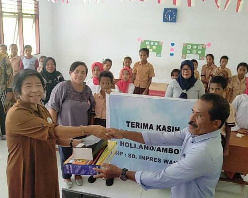 Group Kulit Kenari Bantu SD Inpres Wahatu