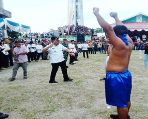 Tradisi Pukul Sapu Jadi Event Wisata