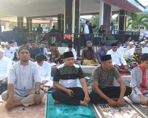 Ribuan Umat Muslim Shalat Id di Lapangan Merdeka