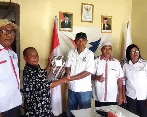 Ambil Formulir di Perindo, Heluth Pastiakn Maju Calon Bupati SBB