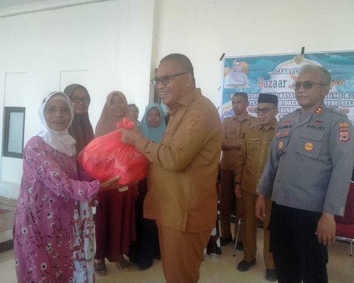 Buka  Bazaar Murah, Selsily Serahkan  Paket Bantuan Untuk Kaum Duafa