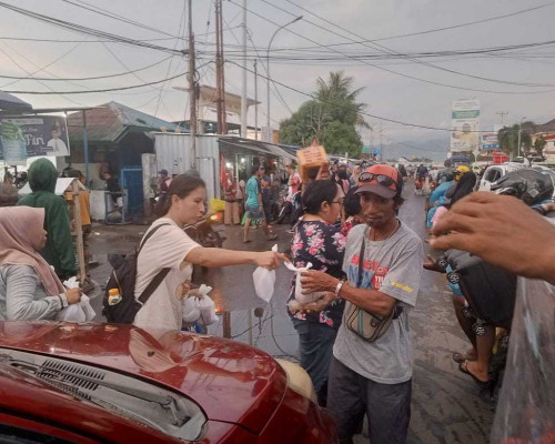 DWP PUPR Bagikan Ratusan Paket Takjil