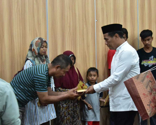 Mentan Amran Beri Bantuan ke Anak Yatim dan Korban Banjir-Longsor di Sulsel