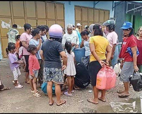Mitan Langka di Namrole, Warga Rela Antri Berjam-jam