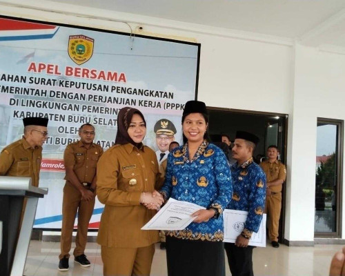 Safitri Serahkan SK 743  Tenaga PPPK di Bursel 