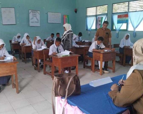 Ribuan Siswa-siswi di SBT Ikuti Ujian Akhir Sekolah