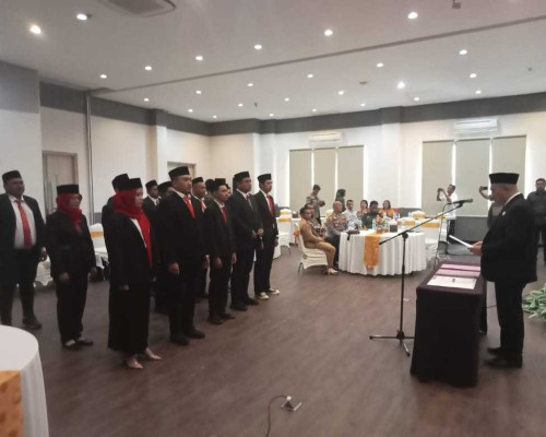 Lantik 15 Anggota Panwascam, Bawaslu Kota Ambon Ingatkan Pentingnya Kolaborasi 