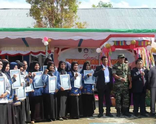 Peringati Hardiknas,Puluhan PAUD di SBT Terima NPSN 