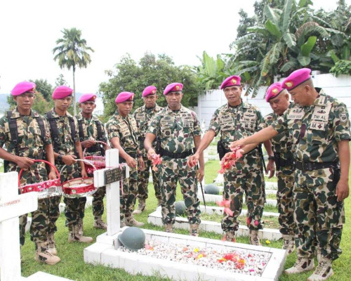 Ziarah Makam, Danyon Ajak Generasi Hargai Jasa Pahlawan