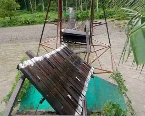 Jembatan Merah Putih di Bursel Putus Diterjang Banjir, Warga Desa Terisolasi