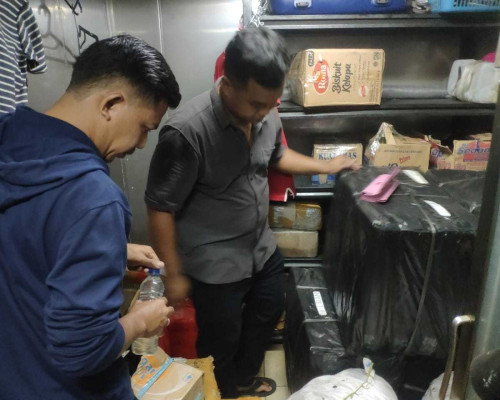 Polsek KPYS Ambon Sita Ratusan Liter Sopi 