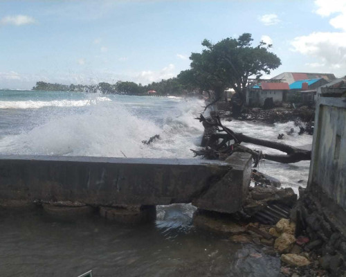 Talud Penahan Ombak Hancur, Puluhan Rumah Warga di Bursel Terancam Hanyut 