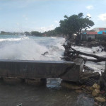 Talud Penahan Ombak Hancur, Puluhan Rumah Warga di Bursel Terancam Hanyut 