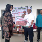 Jelang Perayaan Idul Adha, Pemkab Bursel Serahkan 14 Hewan Qurban 