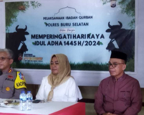 Rayakan Idul Adha, Polres Bursel Salurkan 8 Hewan Qurban