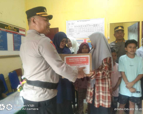 Jelang HUT Bhayangkara, Polres Bursel Salurkan  Sembako  untuk Warga Kurang Mampu