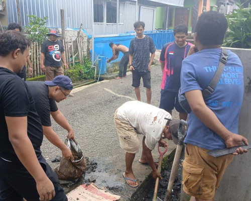 Kebersihan Lingkungan Merupakan Program Kerja Ketua RT 020/008 Waiheru 