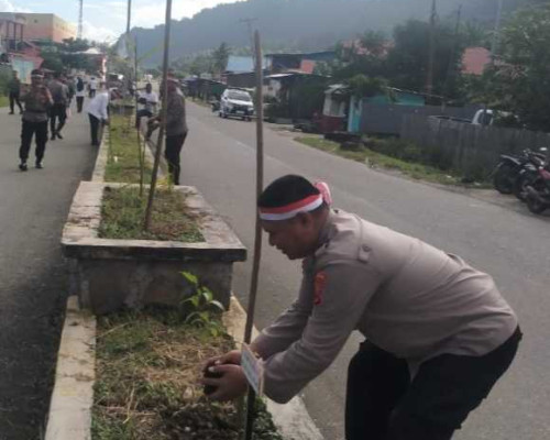 Hijaukan Kota Namrole, Polres Bursel Tanam Ribuan Anakan Pohon 